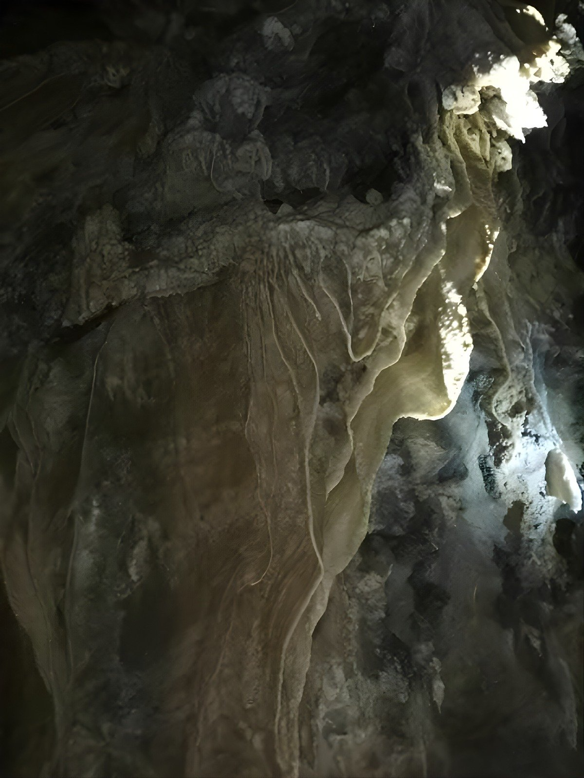 Pesona Ngalau Binu: Surga Tersembunyi di Kamang Mudiak yang Menantang Adrenalin